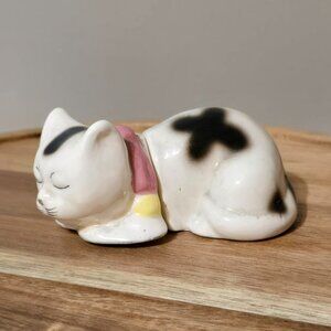 Vintage 2 piece Sleeping Cat Salt and Pepper Shakers Made in Japan